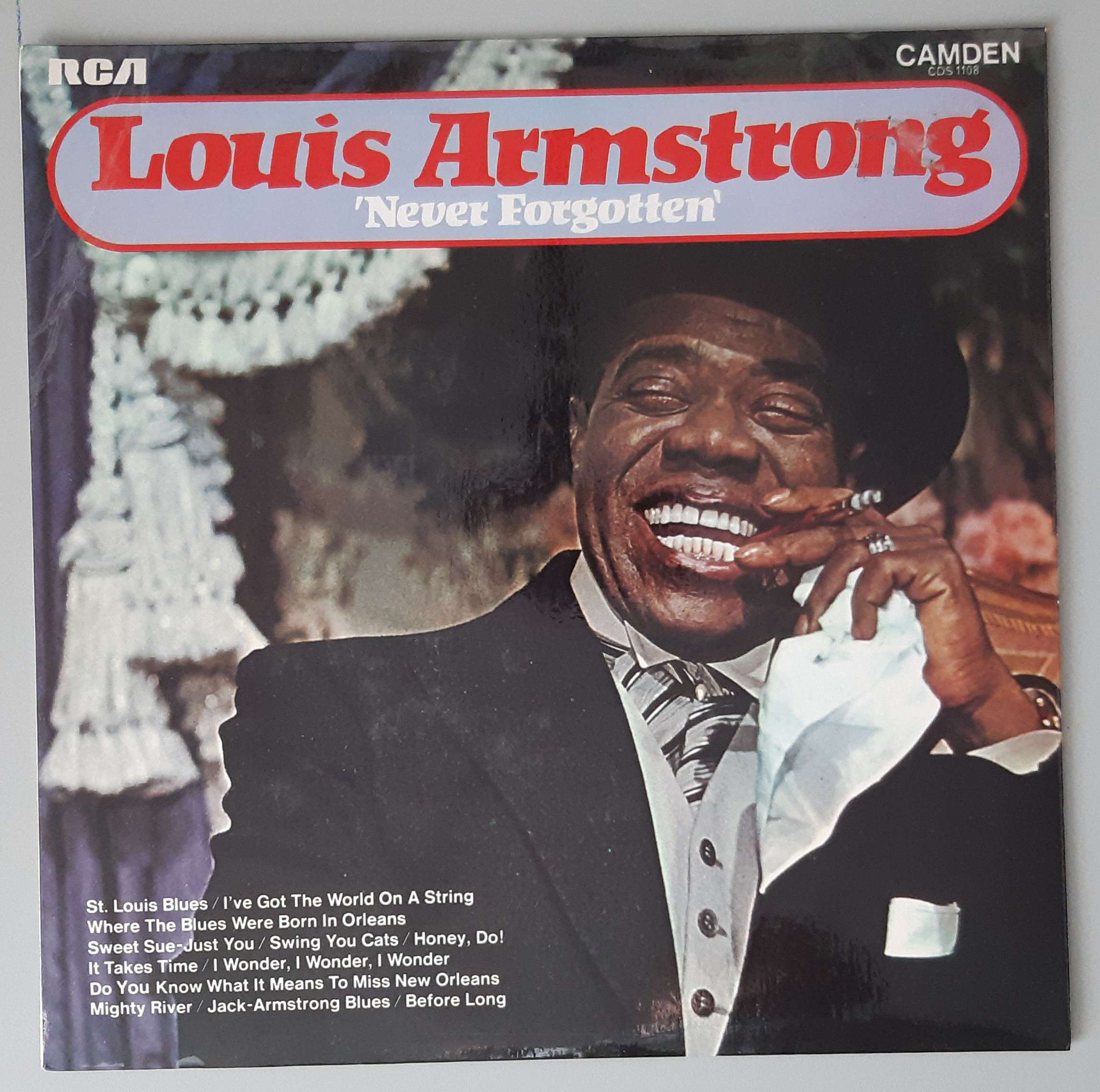 Louis Armstrong – "Never Forgottens" (RCA Camden – CDS 1108) Cover Vorderseite