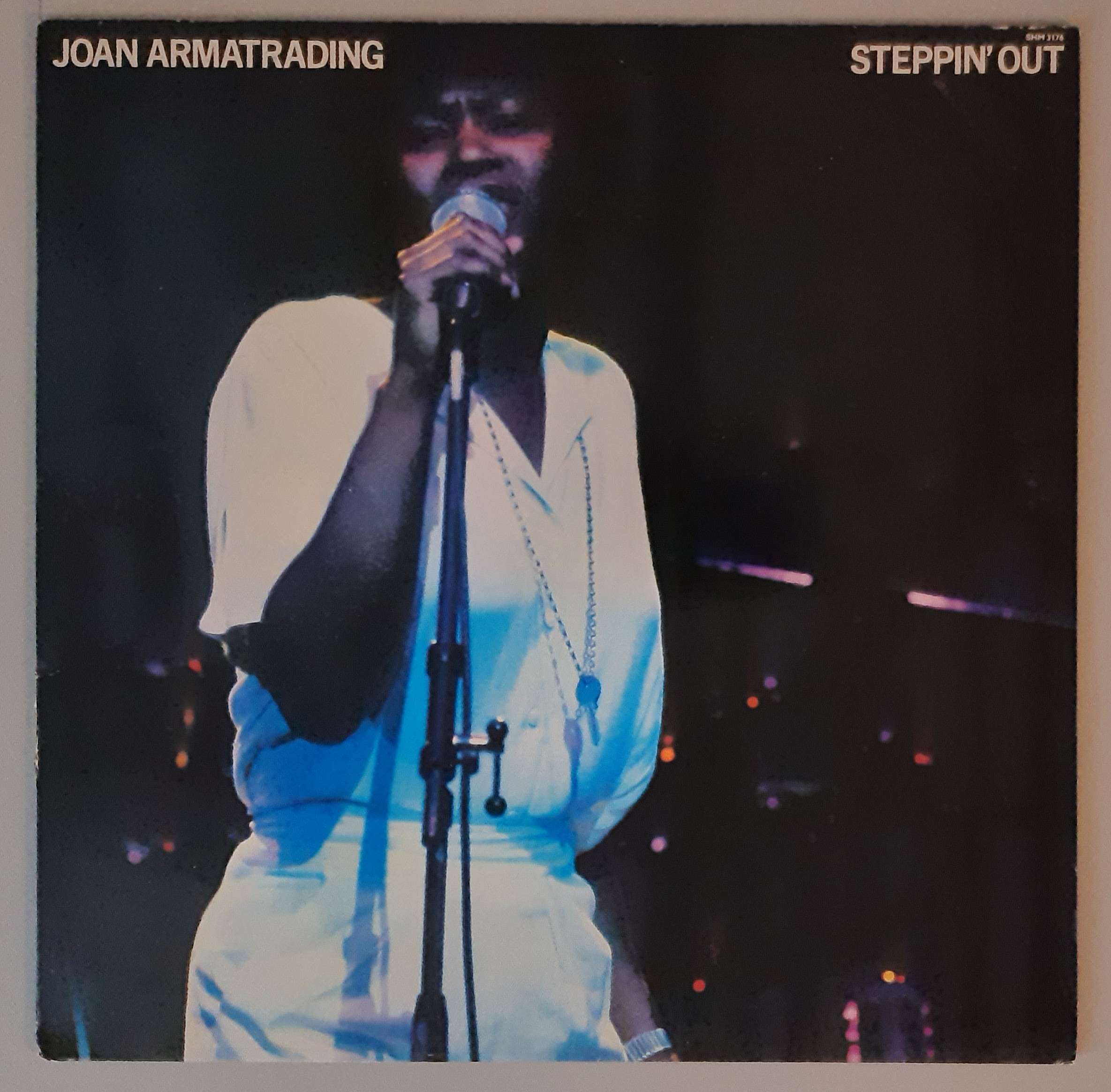 Joan Armatrading – "Steppin' Out" (Hallmark Records – SHM 3176) Cover Vorderseite