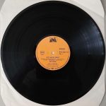 Neil Diamond – "Hot August Night" (UNI Records – MAPS 6385-1-D) Platte Seite 1