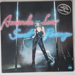 Amanda Lear – "Sweet Revenge" (Ariola – 25 900 XOT) Cover Vorderseite Amanda Lear – "Sweet Revenge" (Ariola – 25 900 XOT) Cover Vorderseite