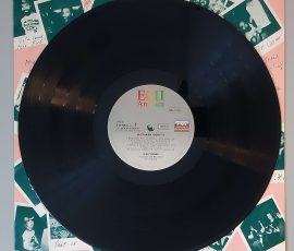 Kim Carnes – "Mistaken Identity" (EMI America – 1A 062-400 008) Platte Seite 1 Kim Carnes – "Mistaken Identity" (EMI America – 1A 062-400 008) Platte Seite 1