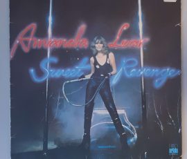 Amanda Lear – "Sweet Revenge" (Ariola – 200 202) Cover Vorderseite Amanda Lear – "Sweet Revenge" (Ariola – 200 202) Cover Vorderseite