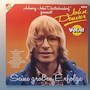 Henry John Deutschendorf Genannt John Denver – "Seine Großen Erfolge Vol. II" (RCA Victor – PL 45396) Cover Vorderseite Henry John Deutschendorf Genannt John Denver – "Seine Großen Erfolge Vol. II" (RCA Victor – PL 45396) Cover Vorderseite