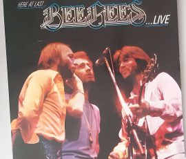 Bee Gees – "Here At Last - Live" (RSO – 66 332 8) Cover Vorderseite Bee Gees – "Here At Last - Live" (RSO – 66 332 8) Cover Vorderseite